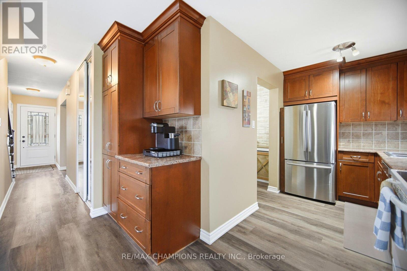 64 Greenbriar Road, Brampton, Ontario  L6S 2A5 - Photo 8 - W12706464