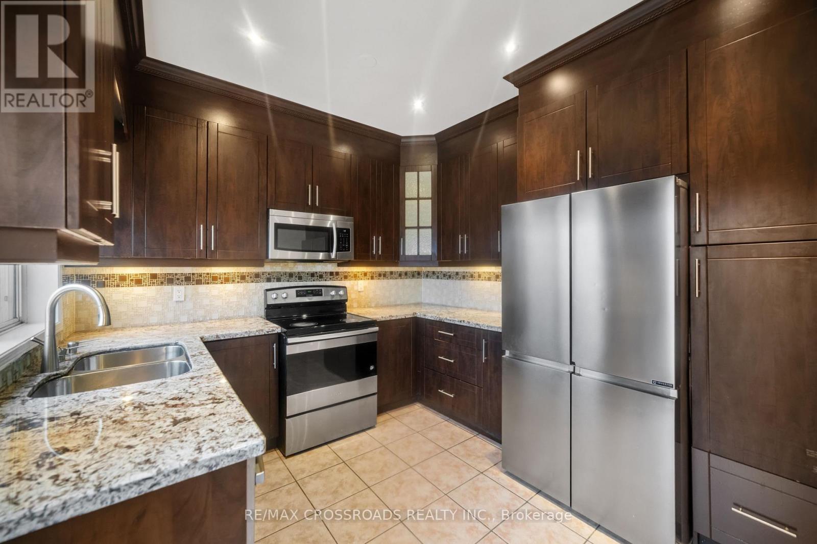 Main - 38 Jinnah Court, Toronto, Ontario  M4A 2Y1 - Photo 10 - C12706494