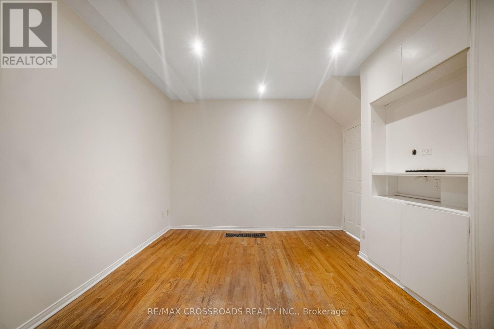 Main - 38 Jinnah Court, Toronto, Ontario  M4A 2Y1 - Photo 7 - C12706494