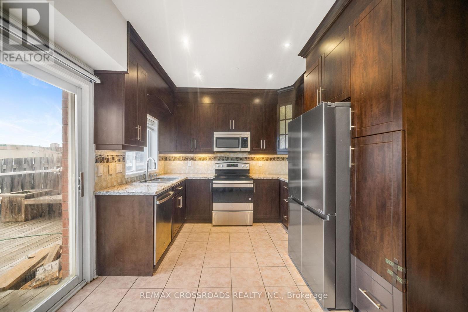 Main - 38 Jinnah Court, Toronto, Ontario  M4A 2Y1 - Photo 9 - C12706494