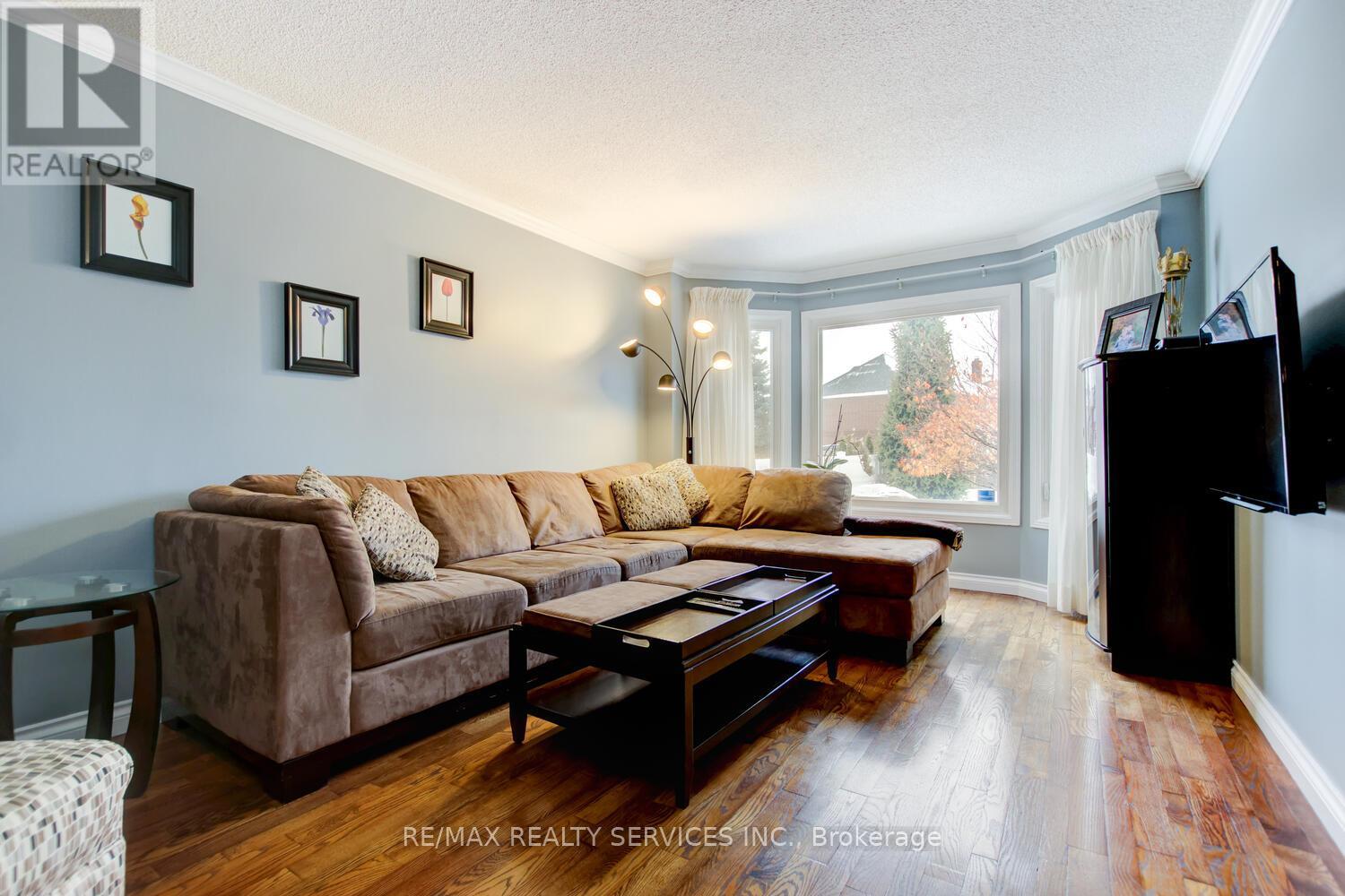 34 Garbutt Crescent, Brampton, Ontario  L6X 3G2 - Photo 8 - W12679486