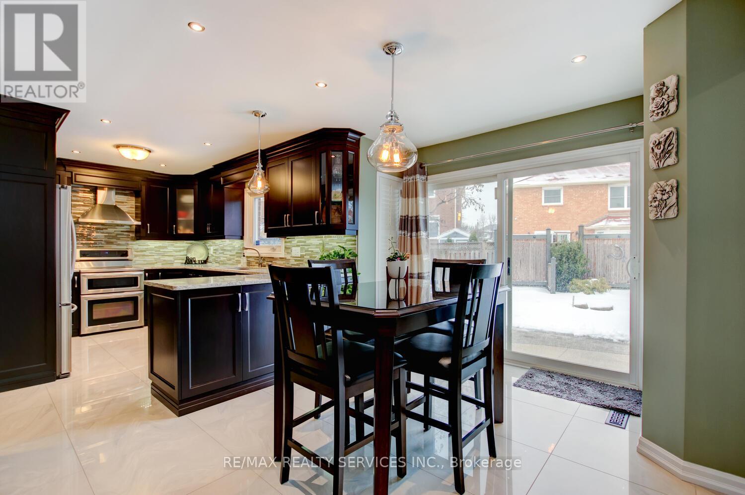 34 Garbutt Crescent, Brampton, Ontario  L6X 3G2 - Photo 13 - W12679486