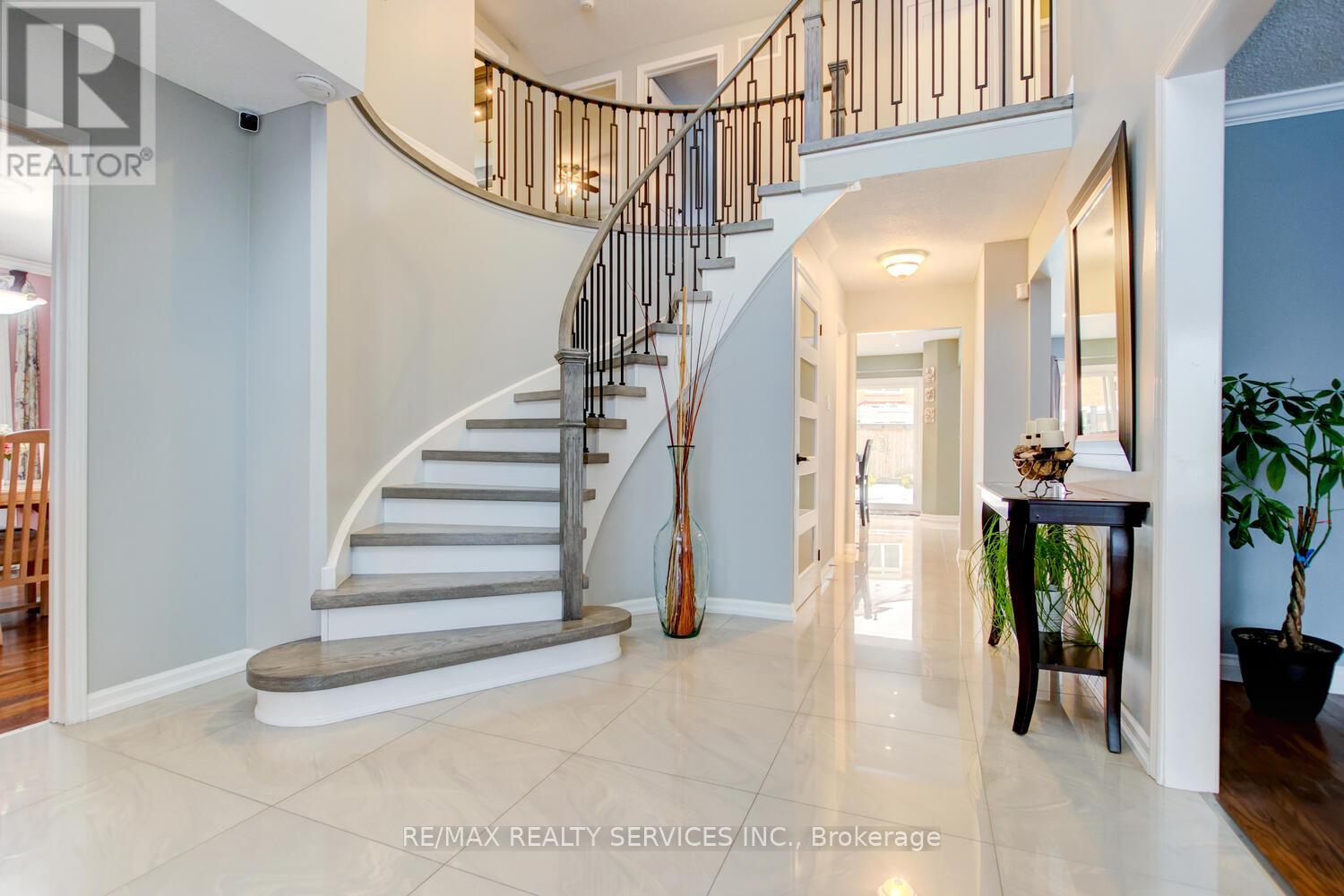 34 Garbutt Crescent, Brampton, Ontario  L6X 3G2 - Photo 7 - W12679486