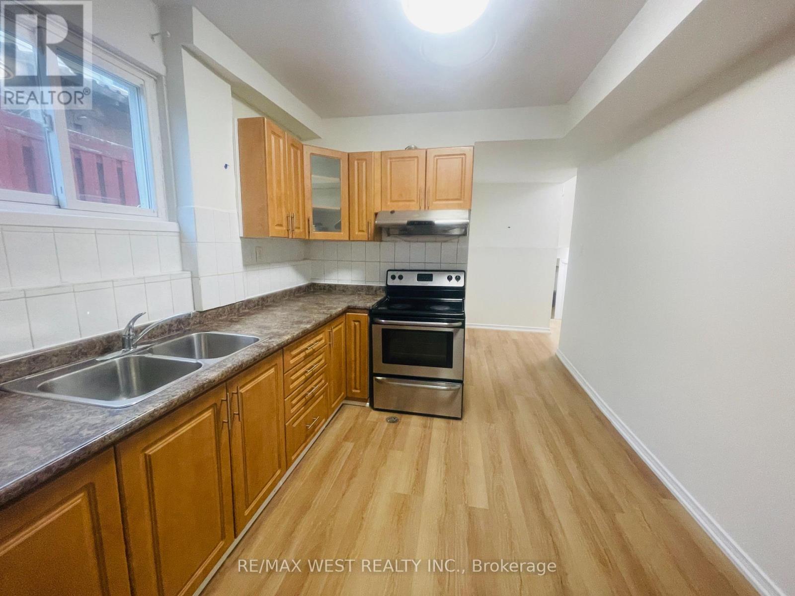 82 Dafoe Crescent, Brampton, Ontario  L6Y 2L2 - Photo 4 - W12706508