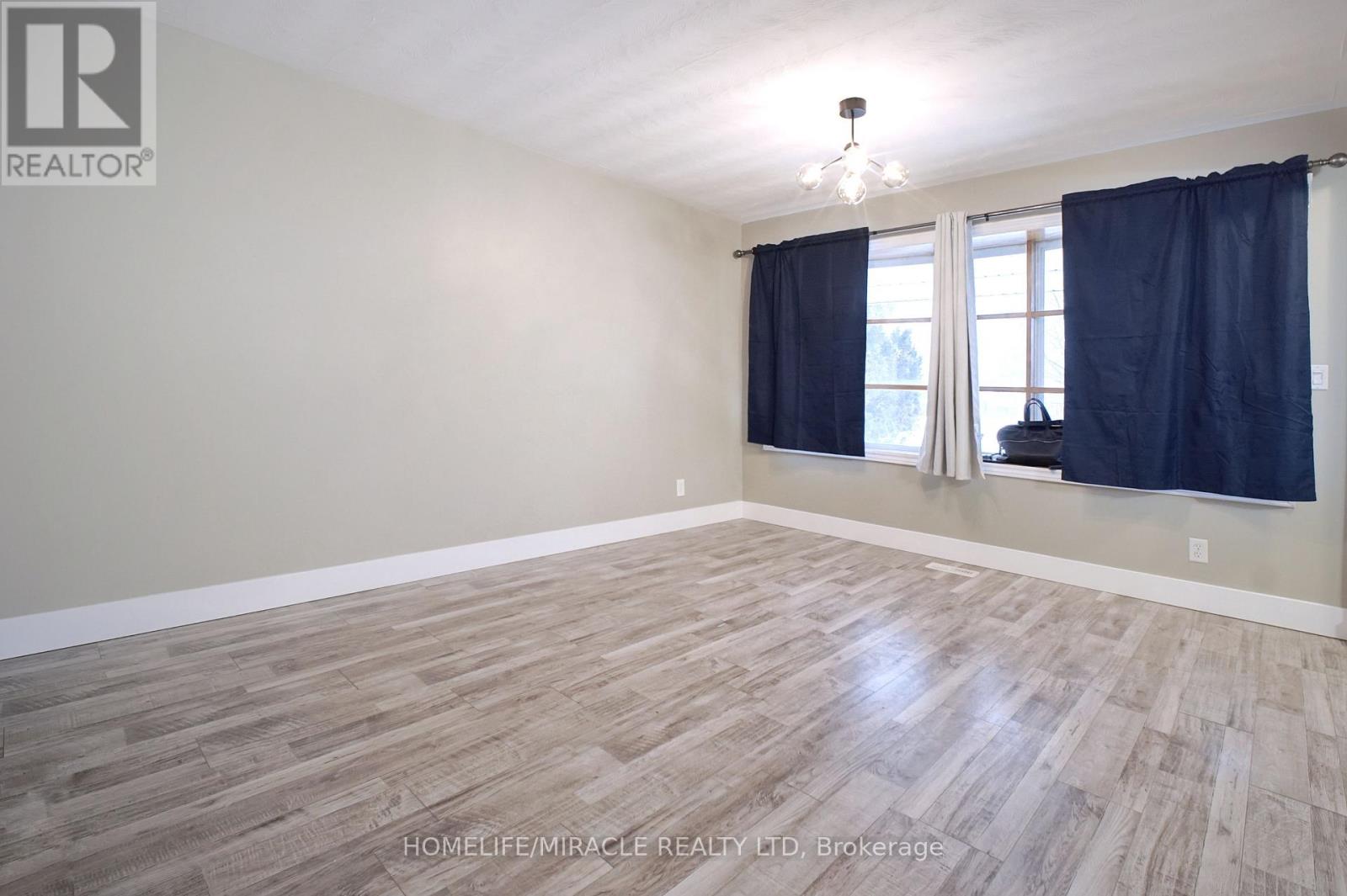 61 Bosworth Crescent, Kitchener, Ontario  N2E 1Y9 - Photo 4 - X12701870