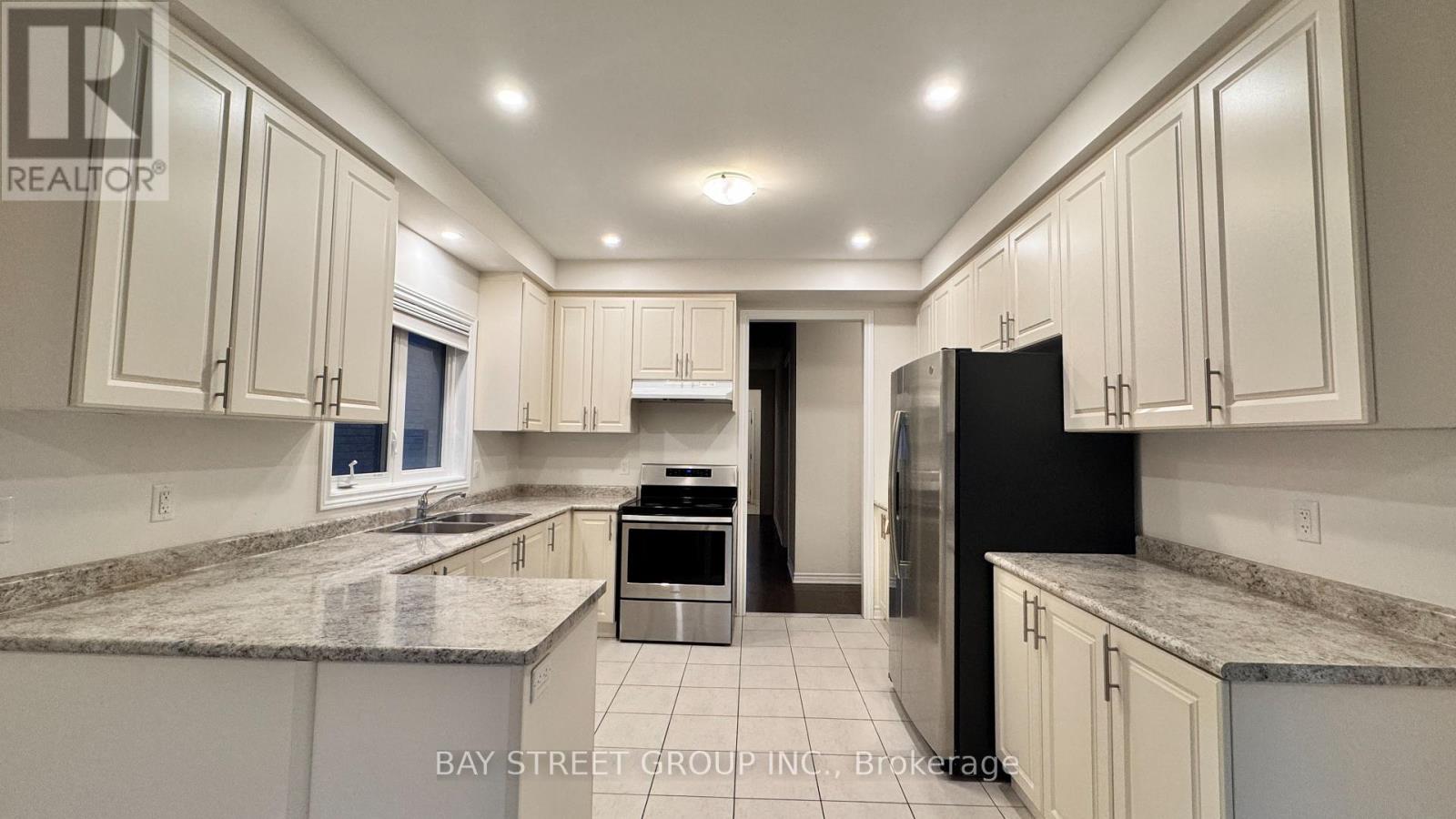 27 Palace Street, Thorold, Ontario  L2V 0J7 - Photo 5 - X12706624