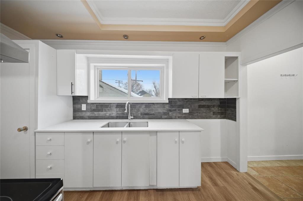 1663 Pacific Avenue W, Winnipeg, Manitoba  R3E 1H6 - Photo 2 - 202601013