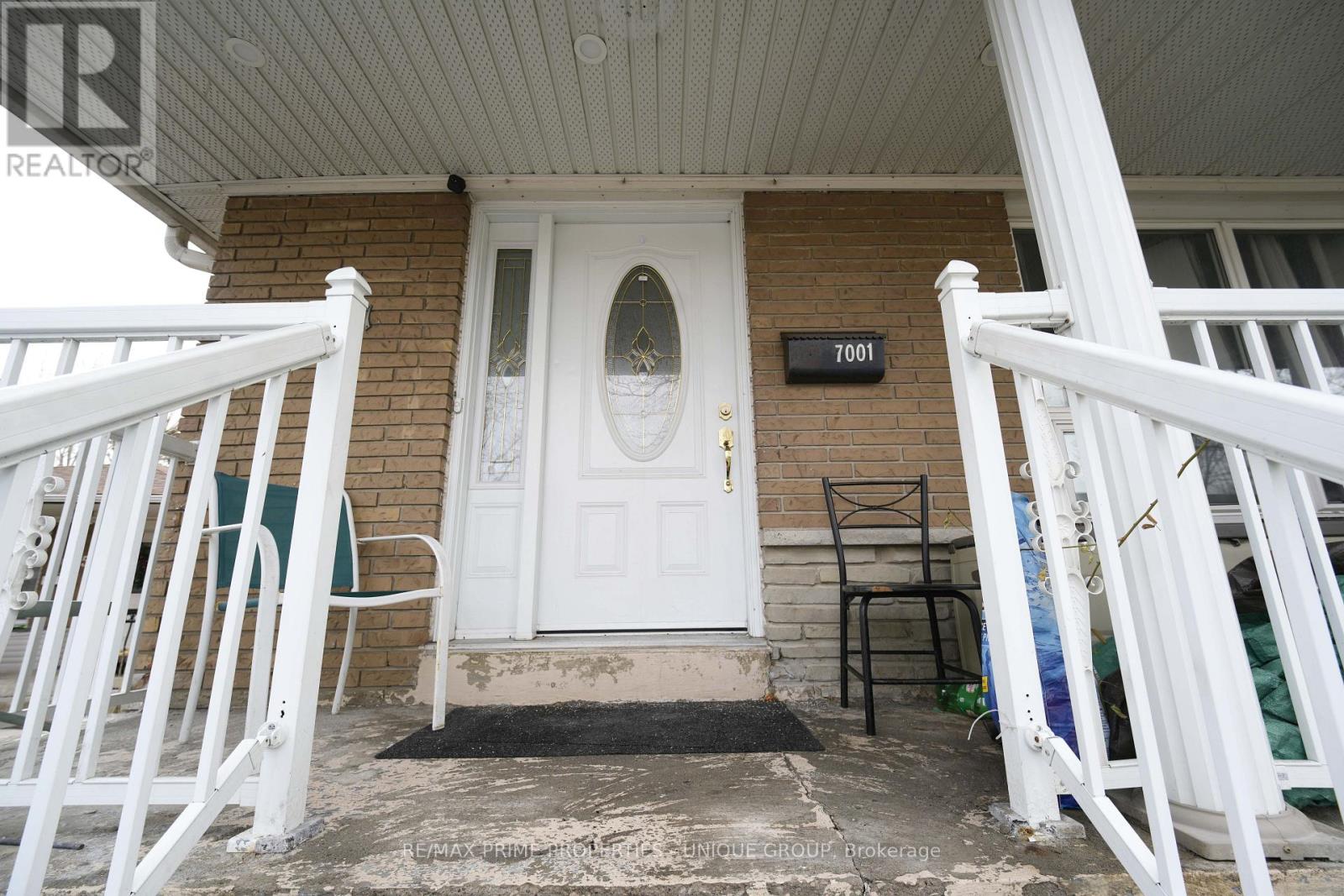 7001 Chigwel Court, Mississauga, Ontario  L4T 1N3 - Photo 2 - W12706780