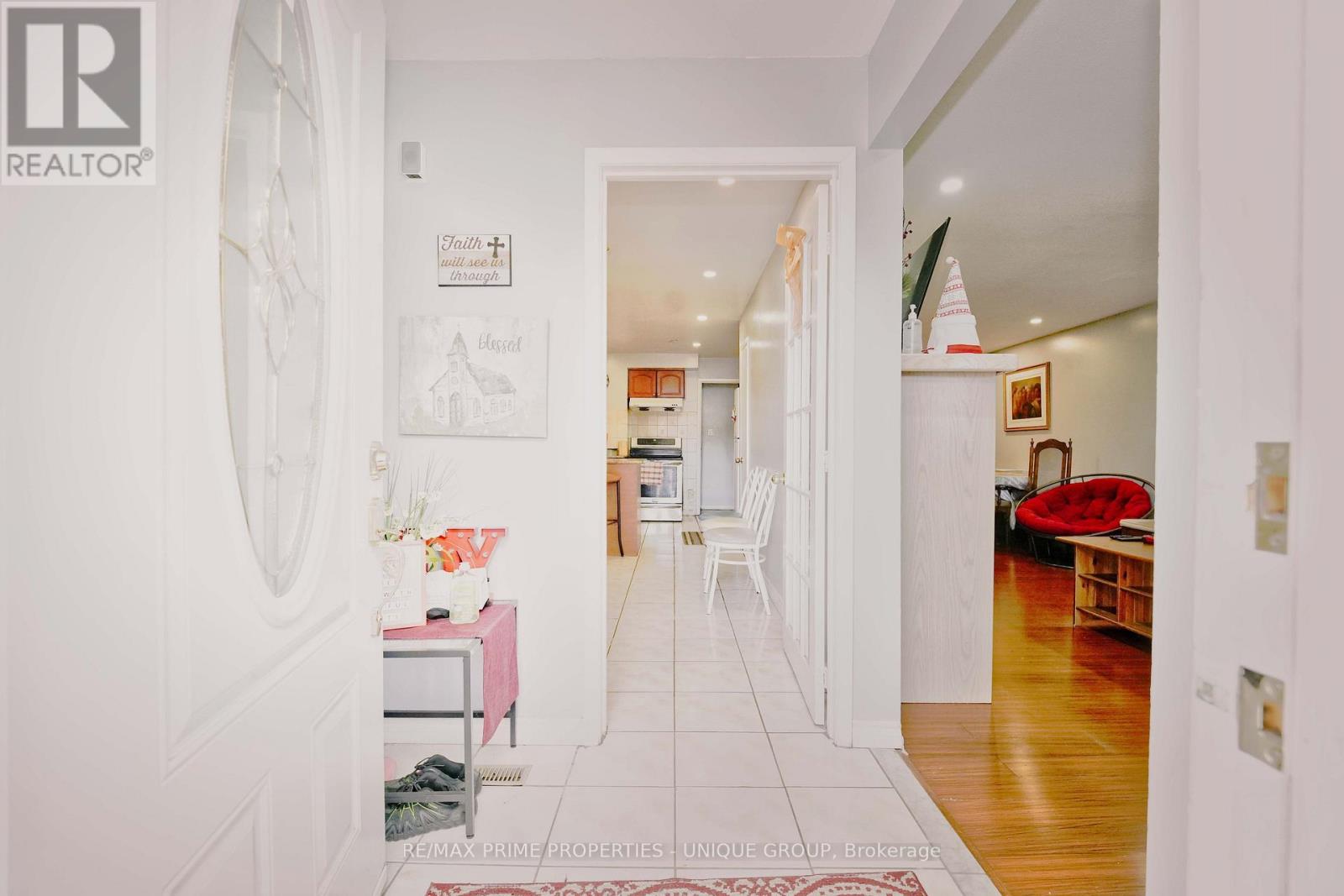 7001 Chigwel Court, Mississauga, Ontario  L4T 1N3 - Photo 3 - W12706780