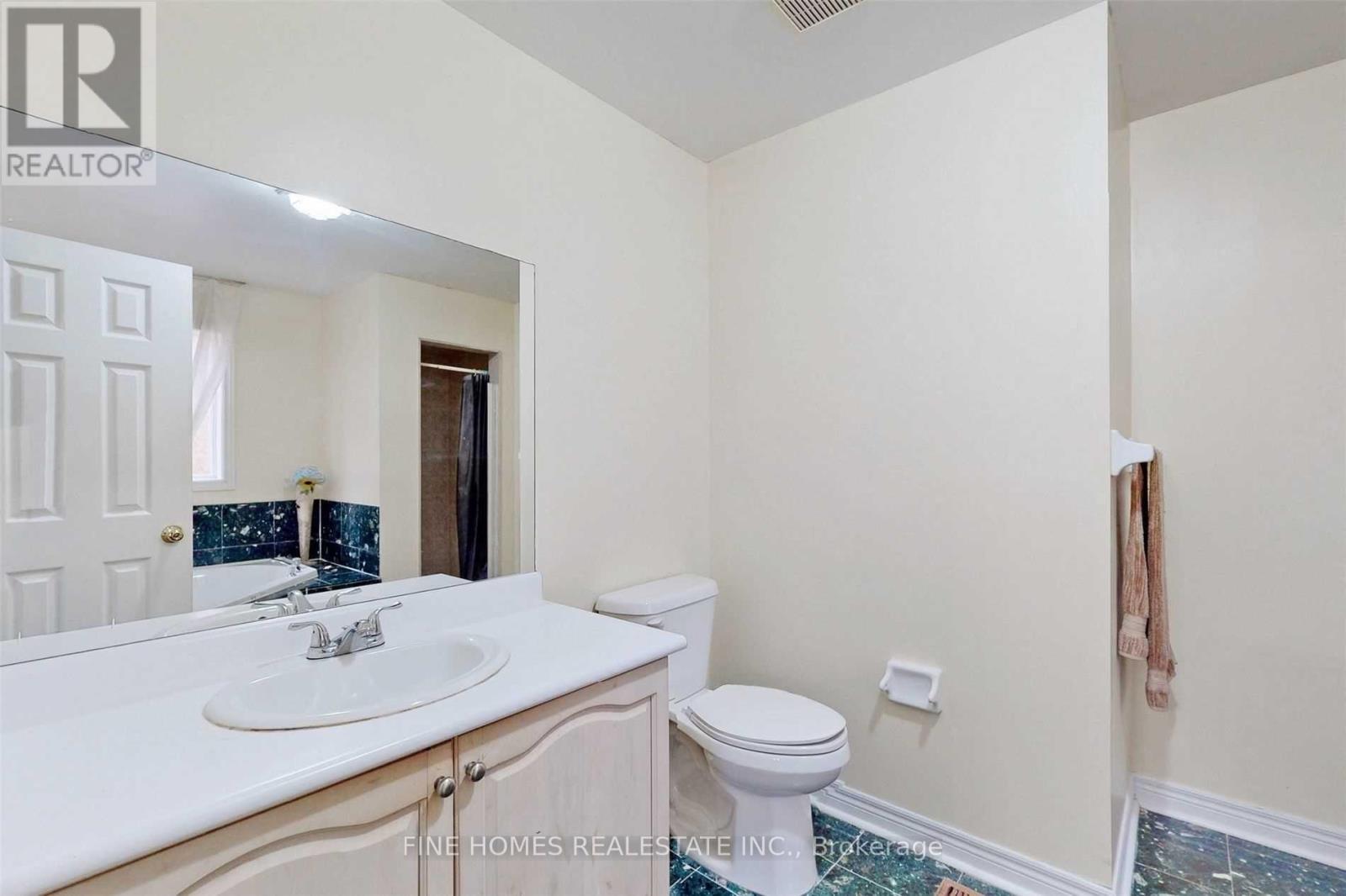 Upper - 304 Drummond Drive, Vaughan, Ontario  L6A 3C2 - Photo 11 - N12706818