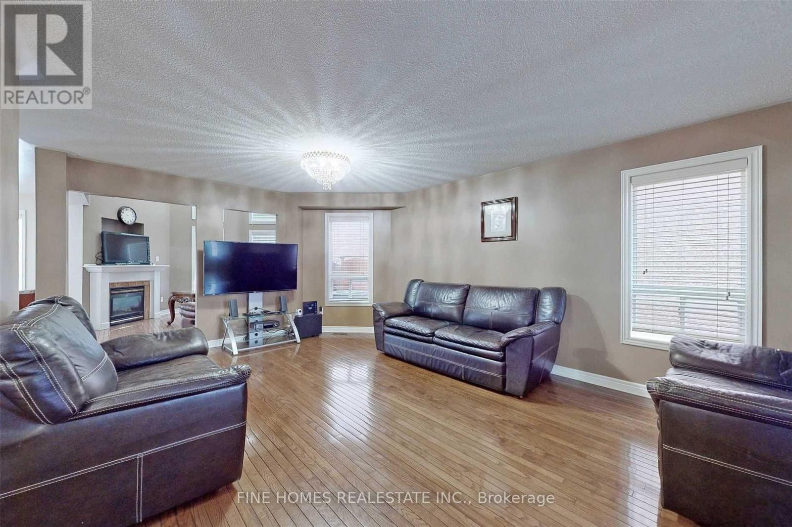 Upper - 304 Drummond Drive, Vaughan, Ontario  L6A 3C2 - Photo 2 - N12706818
