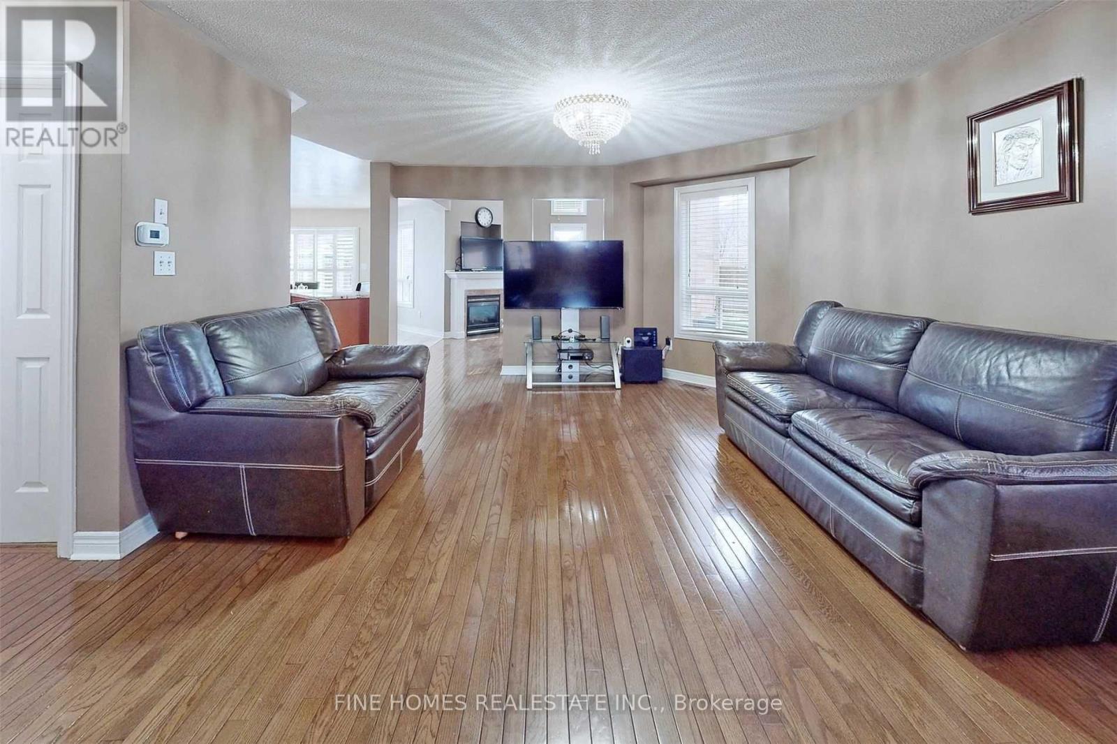 Upper - 304 Drummond Drive, Vaughan, Ontario  L6A 3C2 - Photo 3 - N12706818