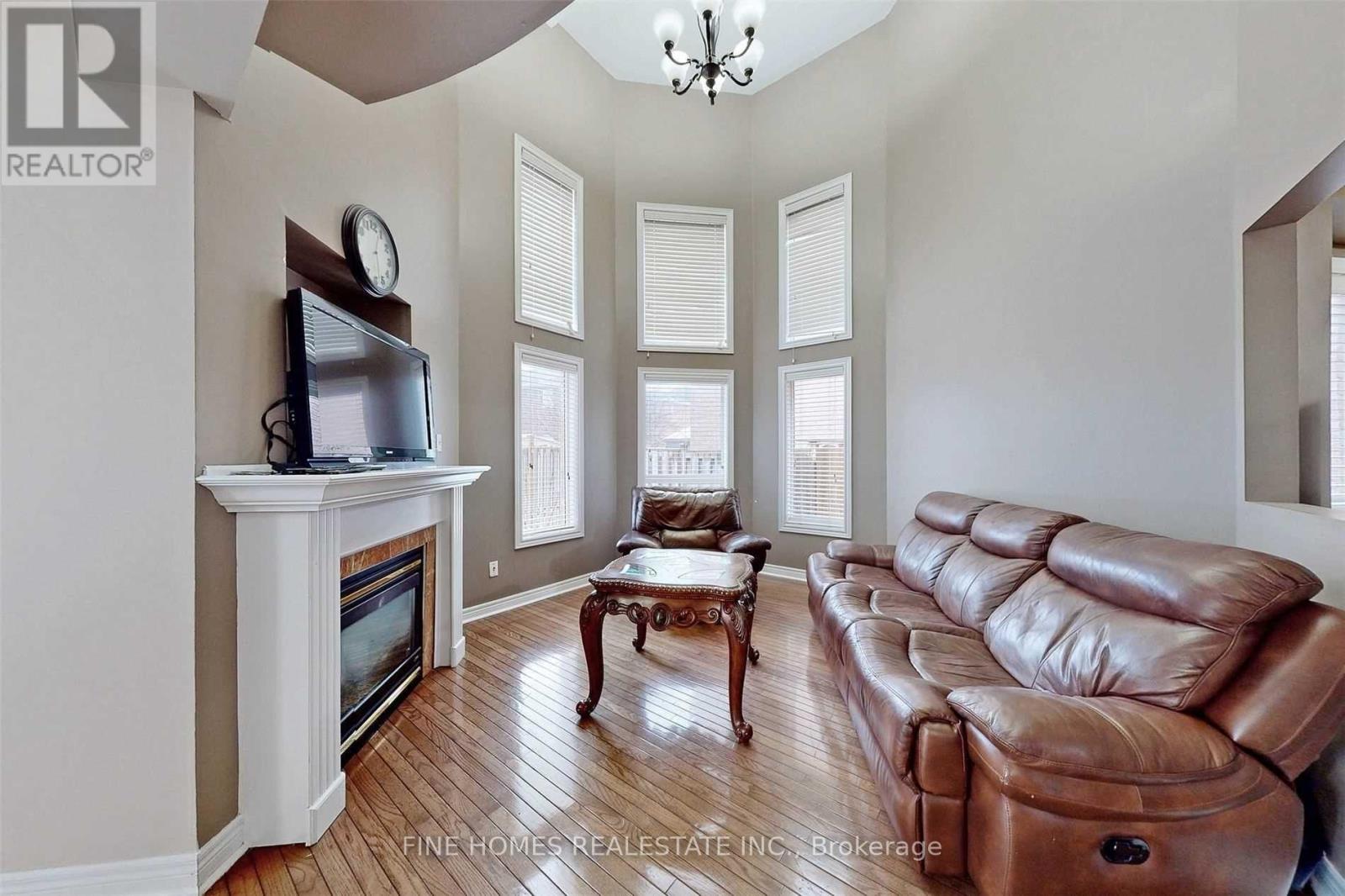 Upper - 304 Drummond Drive, Vaughan, Ontario  L6A 3C2 - Photo 4 - N12706818