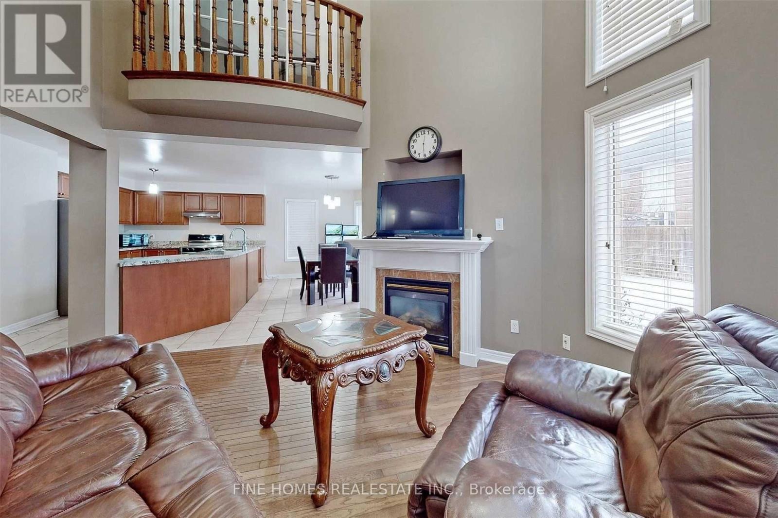 Upper - 304 Drummond Drive, Vaughan, Ontario  L6A 3C2 - Photo 5 - N12706818