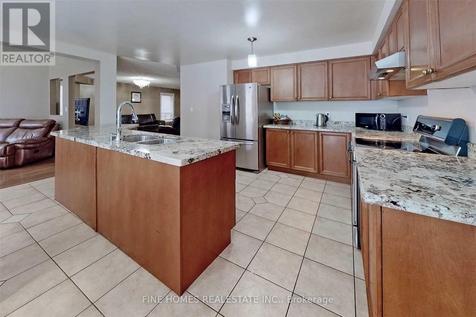 Upper - 304 Drummond Drive, Vaughan, Ontario  L6A 3C2 - Photo 6 - N12706818