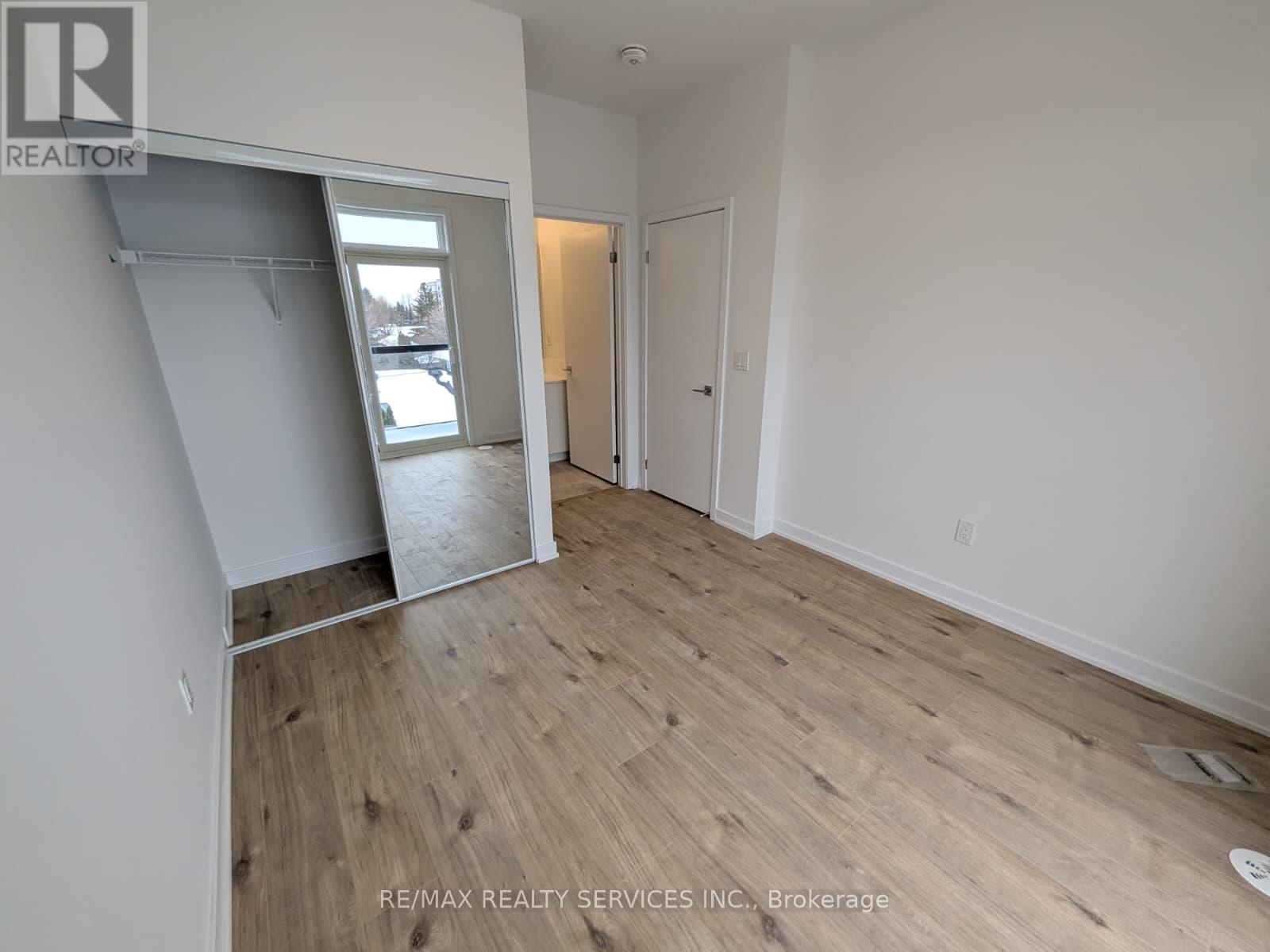 Th15 - 498 Plains Road E, Burlington, Ontario  L7T 0C9 - Photo 13 - W12706836