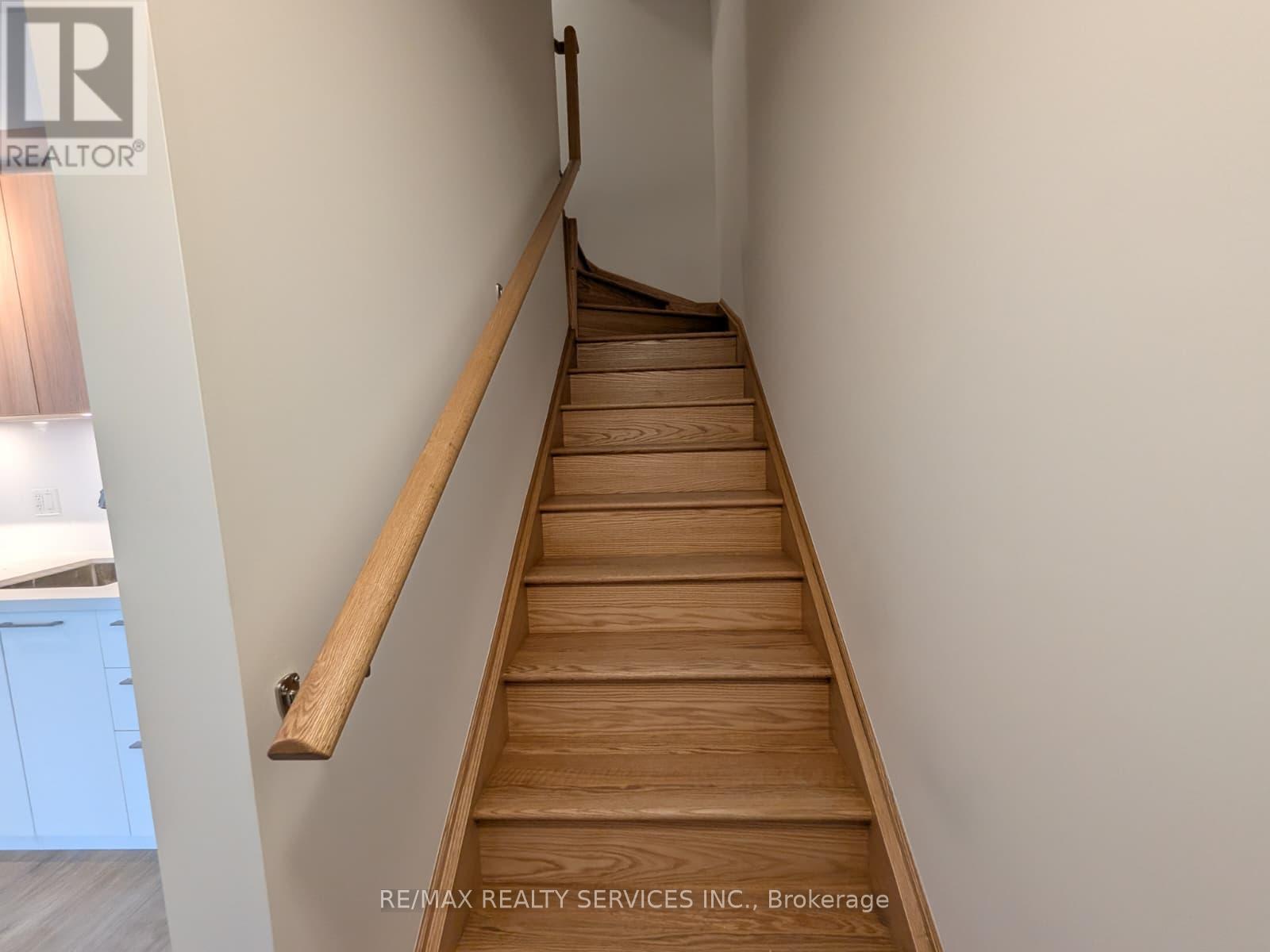 Th15 - 498 Plains Road E, Burlington, Ontario  L7T 0C9 - Photo 2 - W12706836