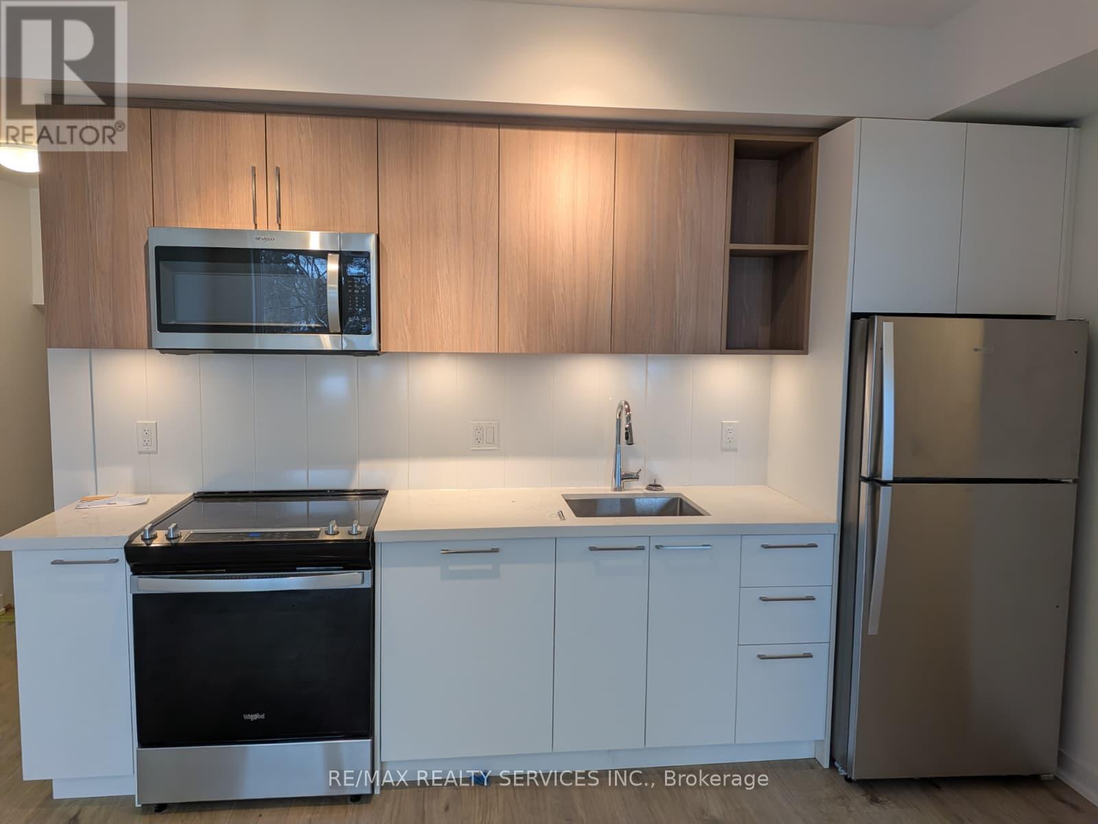 Th15 - 498 Plains Road E, Burlington, Ontario  L7T 0C9 - Photo 3 - W12706836