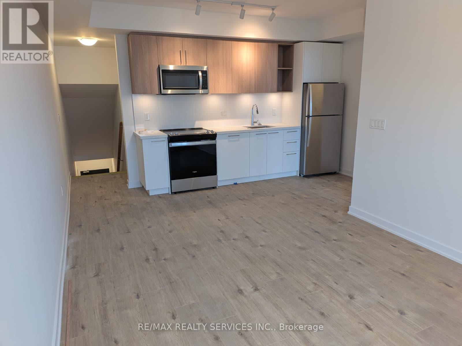 Th15 - 498 Plains Road E, Burlington, Ontario  L7T 0C9 - Photo 4 - W12706836