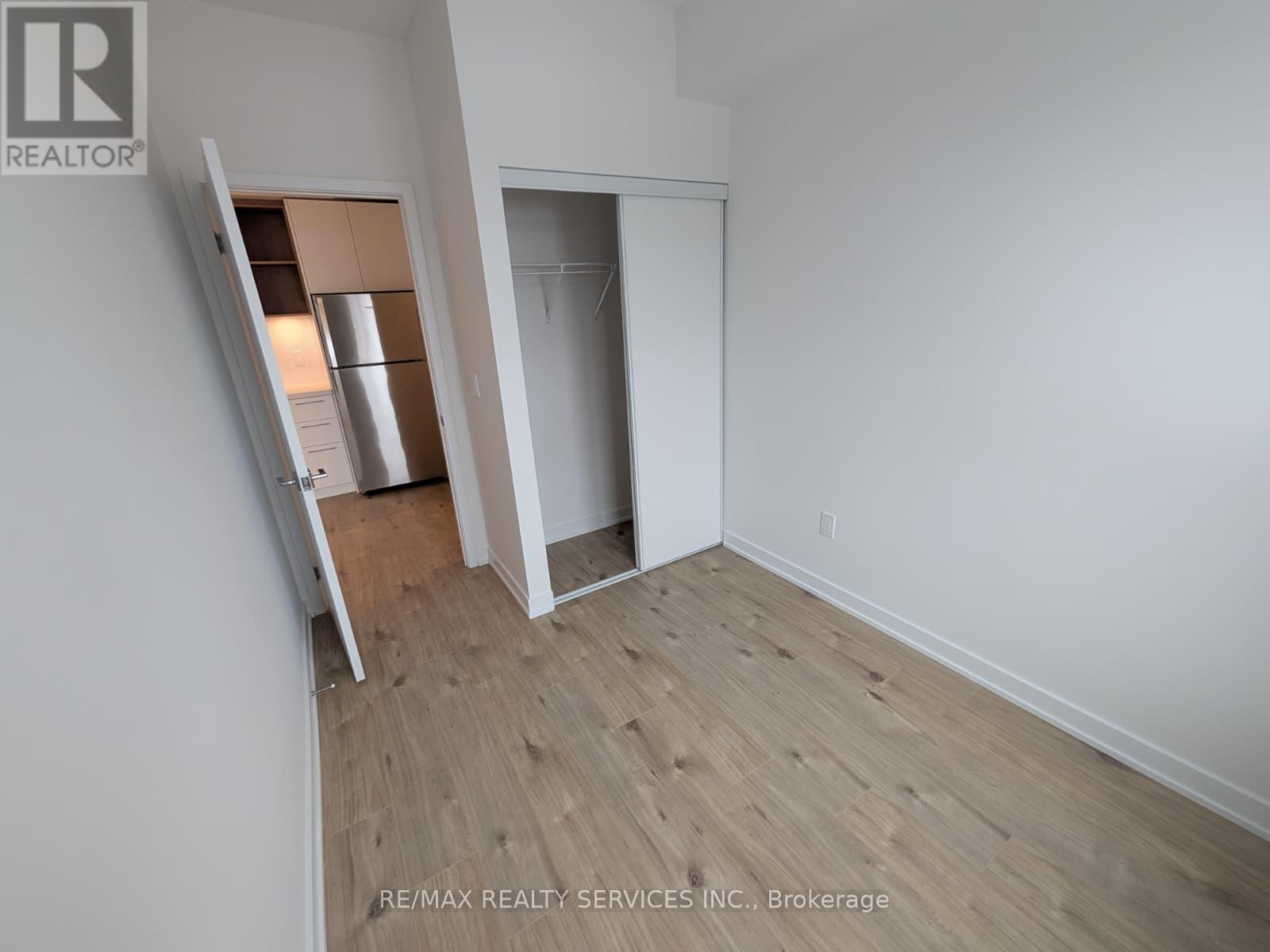 Th15 - 498 Plains Road E, Burlington, Ontario  L7T 0C9 - Photo 5 - W12706836