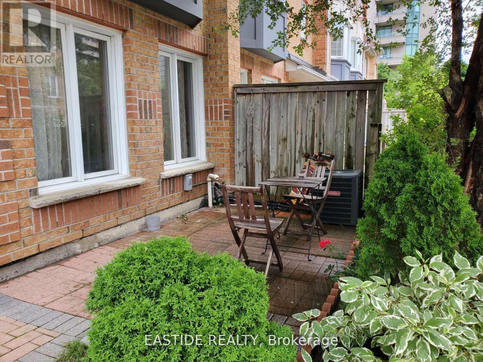 151 Townsgate Drive, Vaughan, Ontario  L4J 8J7 - Photo 10 - N12706864