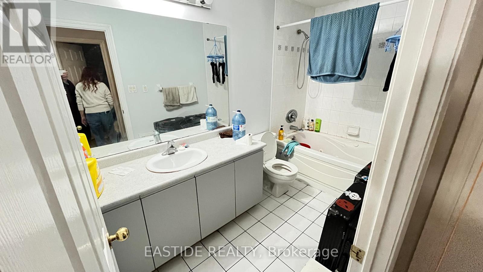 151 Townsgate Drive, Vaughan, Ontario  L4J 8J7 - Photo 7 - N12706864