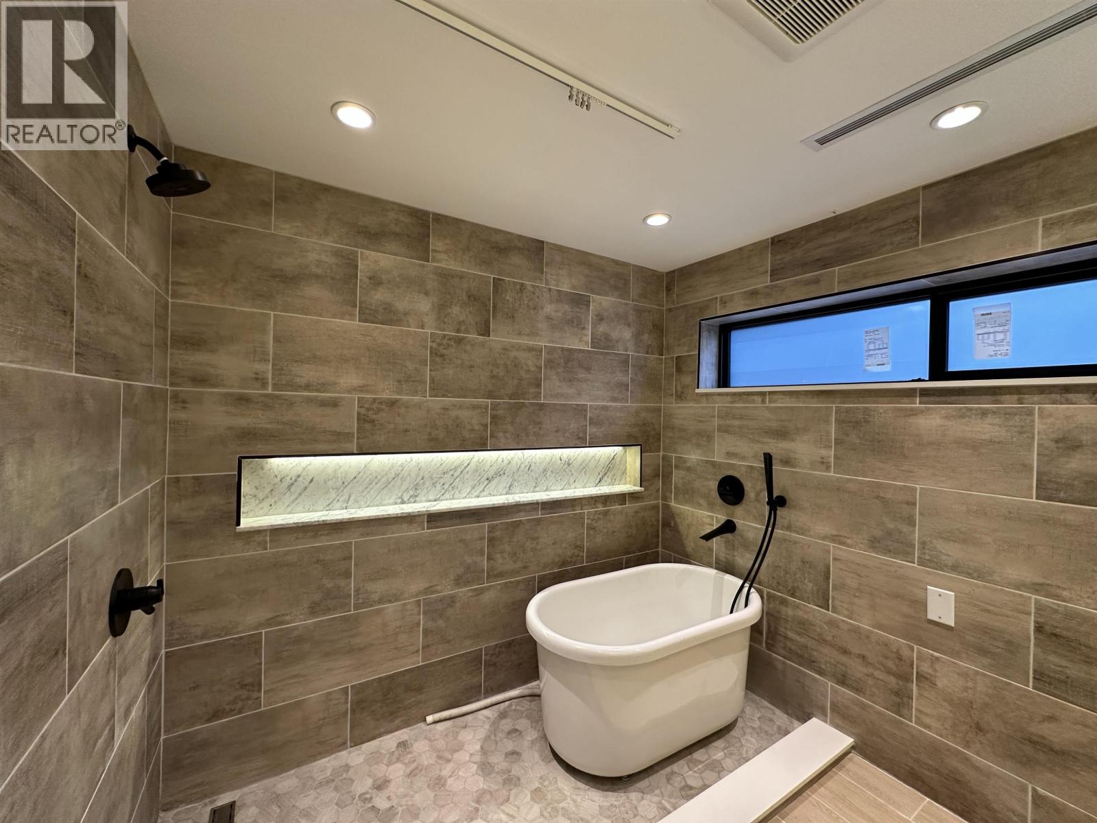 8258 Burnlake Drive, Burnaby, British Columbia  V5A 3K9 - Photo 6 - R3079141