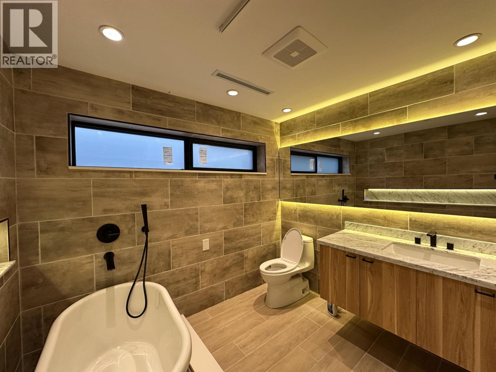 8258 Burnlake Drive, Burnaby, British Columbia  V5A 3K9 - Photo 5 - R3079141