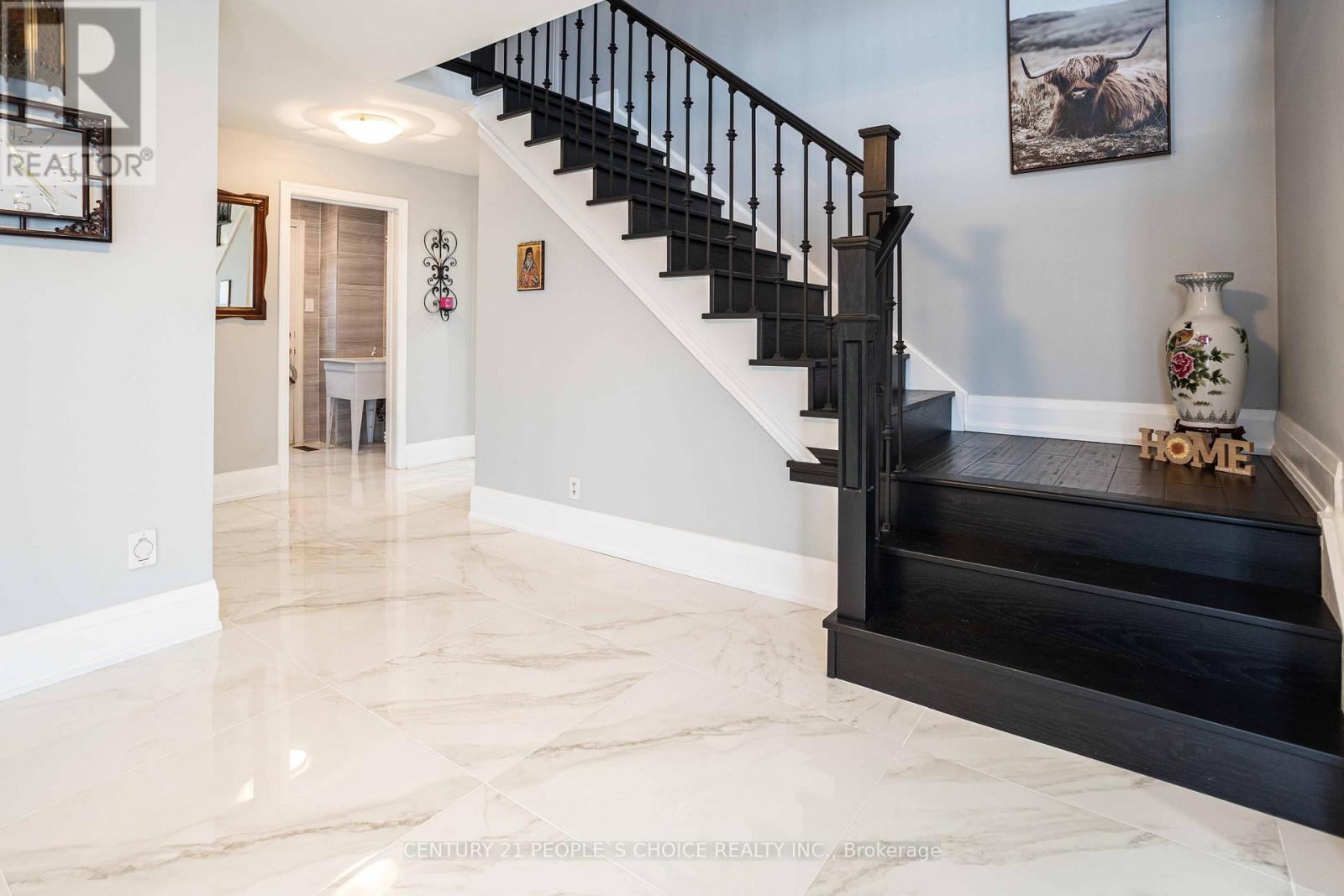 32 Madrid Crescent, Brampton, Ontario  L6S 2X4 - Photo 7 - W12659346