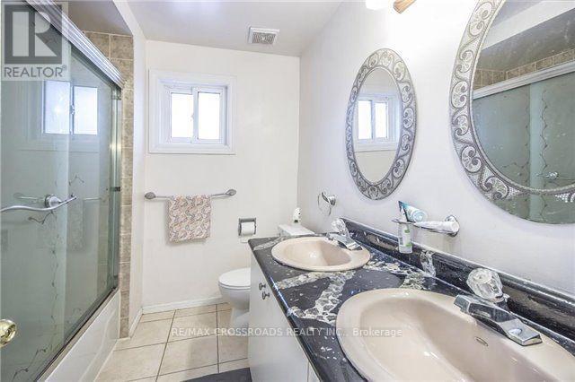 2 Hampstead Court, Markham, Ontario  L3R 3S7 - Photo 11 - N12706906