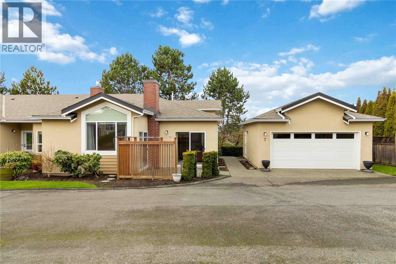 7 4291 Quadra St, Saanich, British Columbia  V8X 1L5 - Photo 3 - 1023151