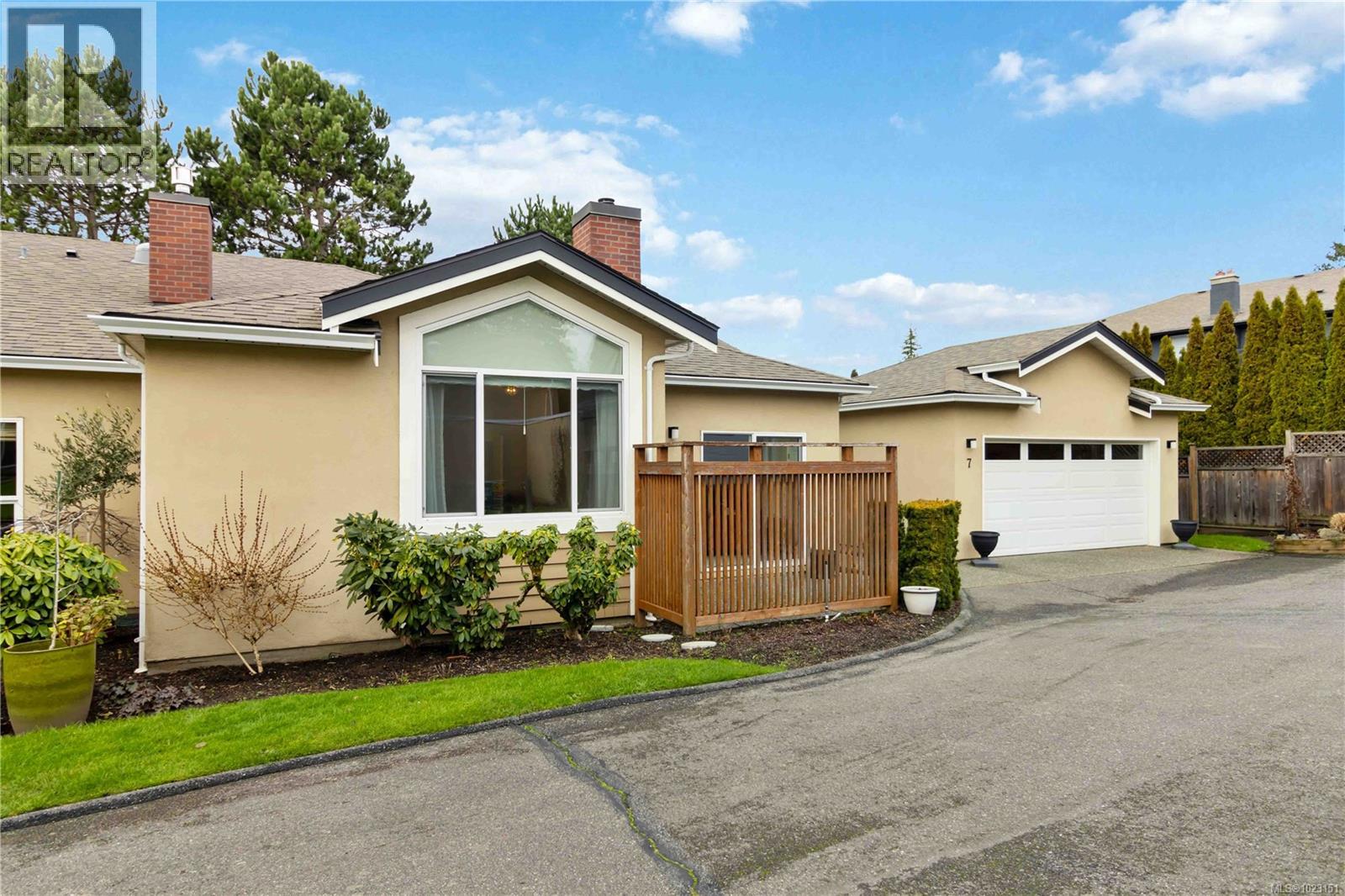 7 4291 Quadra St, Saanich, British Columbia  V8X 1L5 - Photo 4 - 1023151