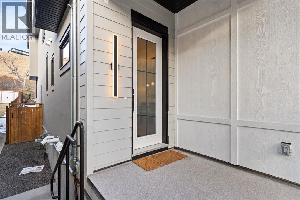 2528 7 Avenue Nw, Calgary, Alberta  T2N 1A4 - Photo 3 - A2280046