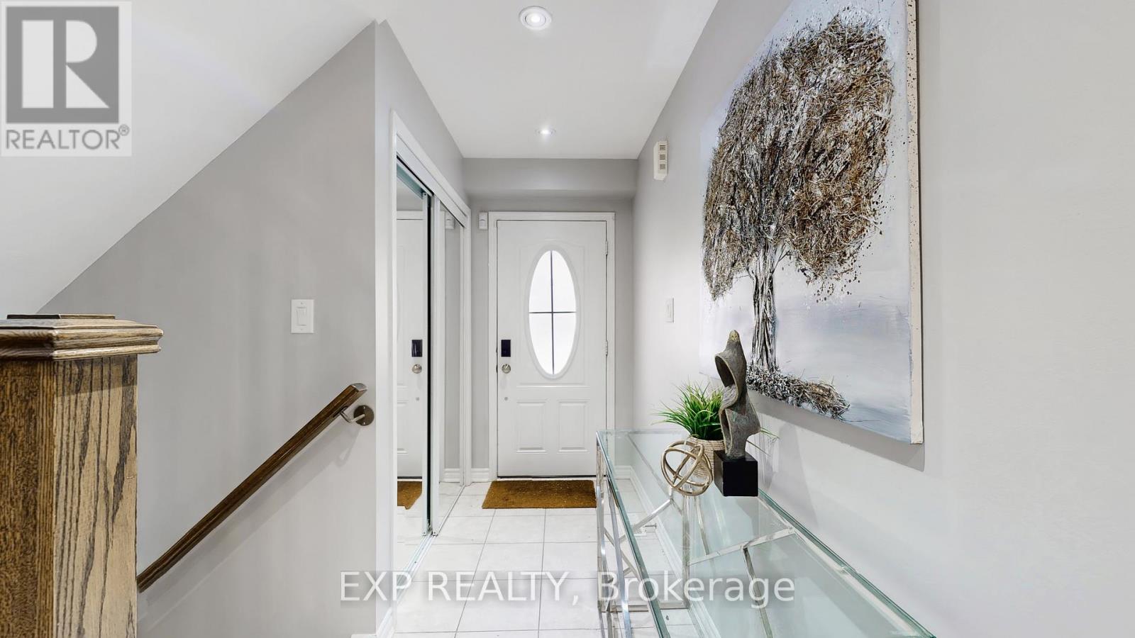 27 Leadenhall Road, Brampton, Ontario  L7A 4G3 - Photo 2 - W12707048