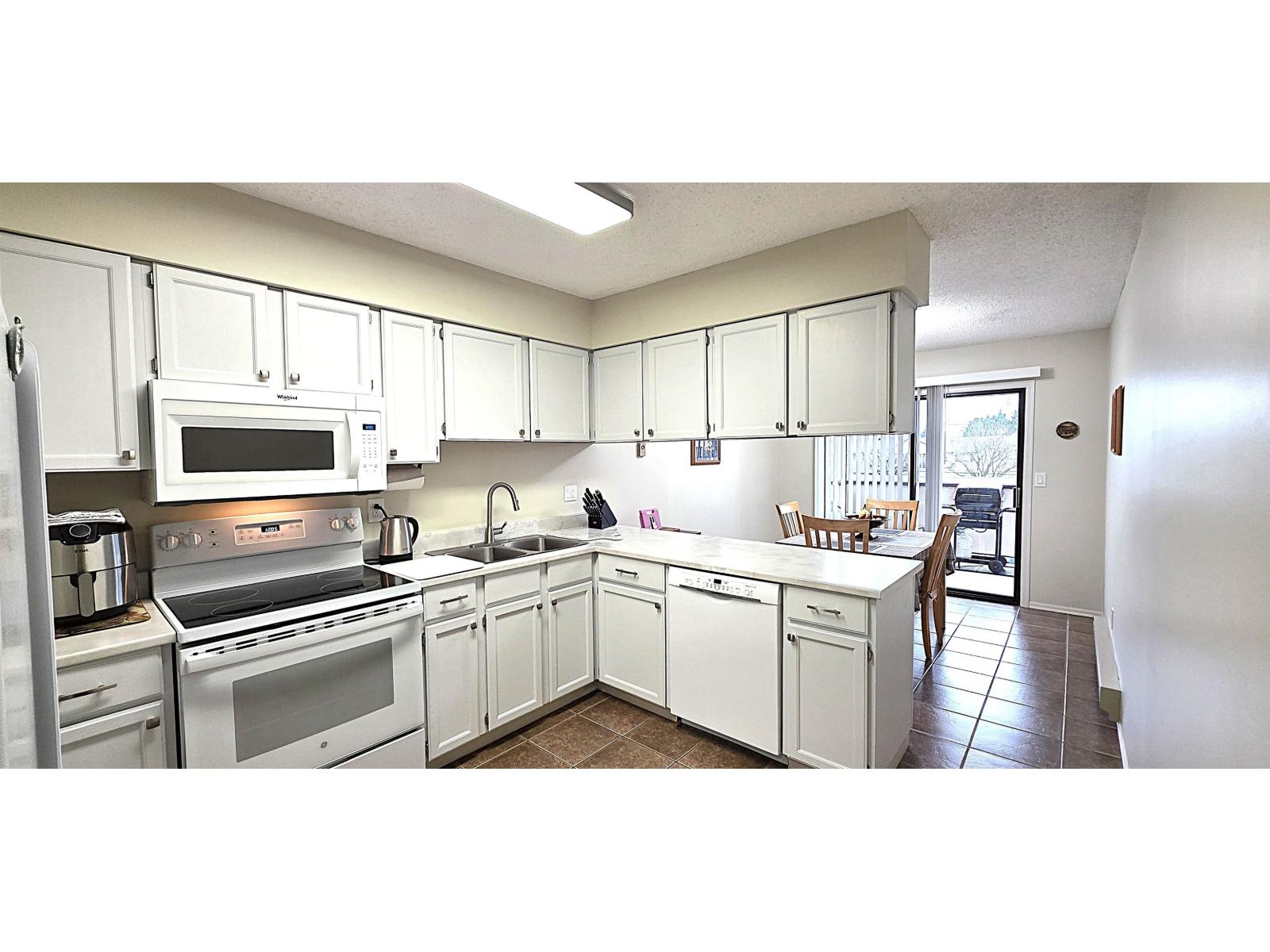 8 32959 George Ferguson Way, Abbotsford, British Columbia  V2S 7W9 - Photo 6 - R3079250