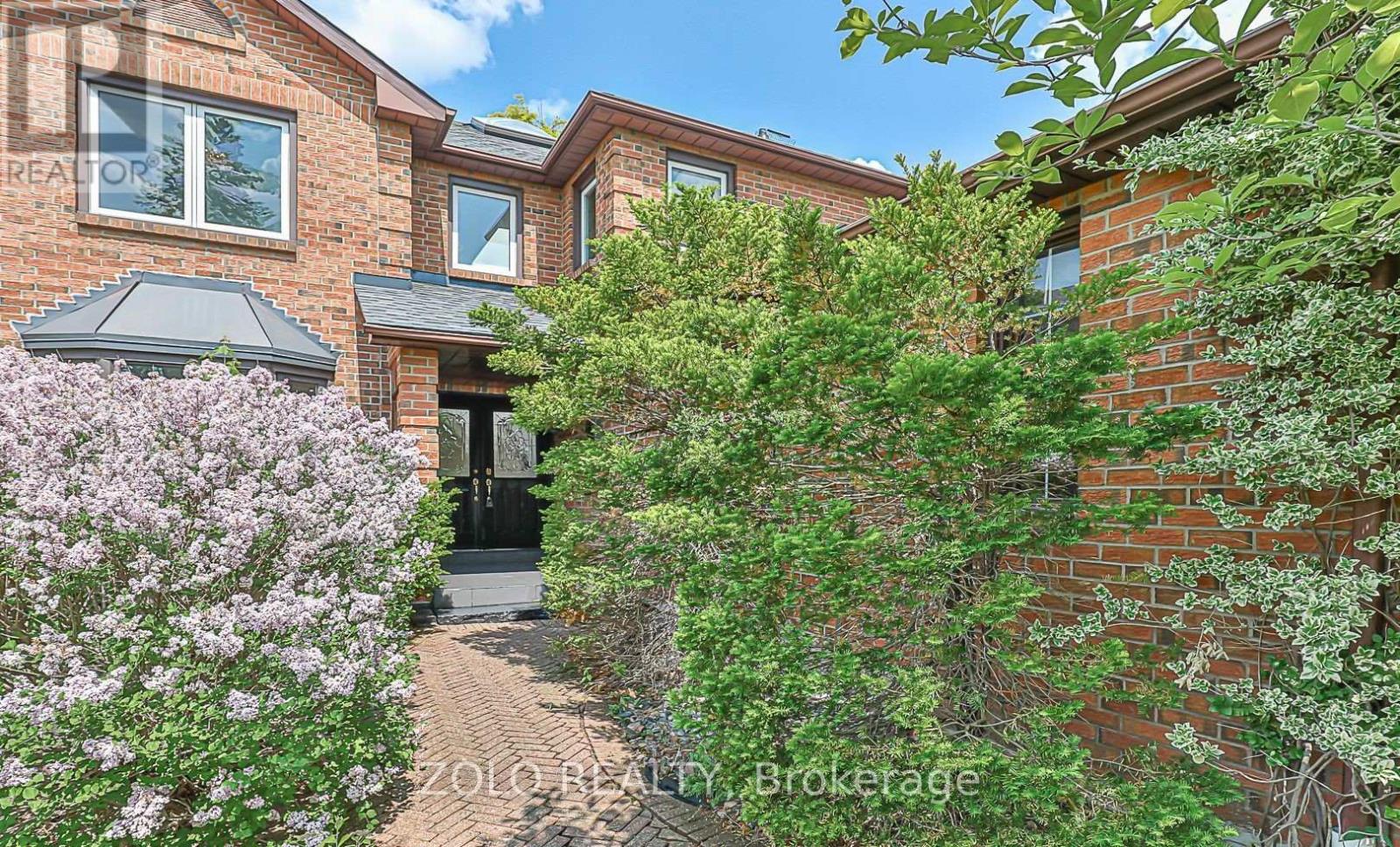 17 Hart Street, Richmond Hill, Ontario  L4C 8X2 - Photo 3 - N12707064