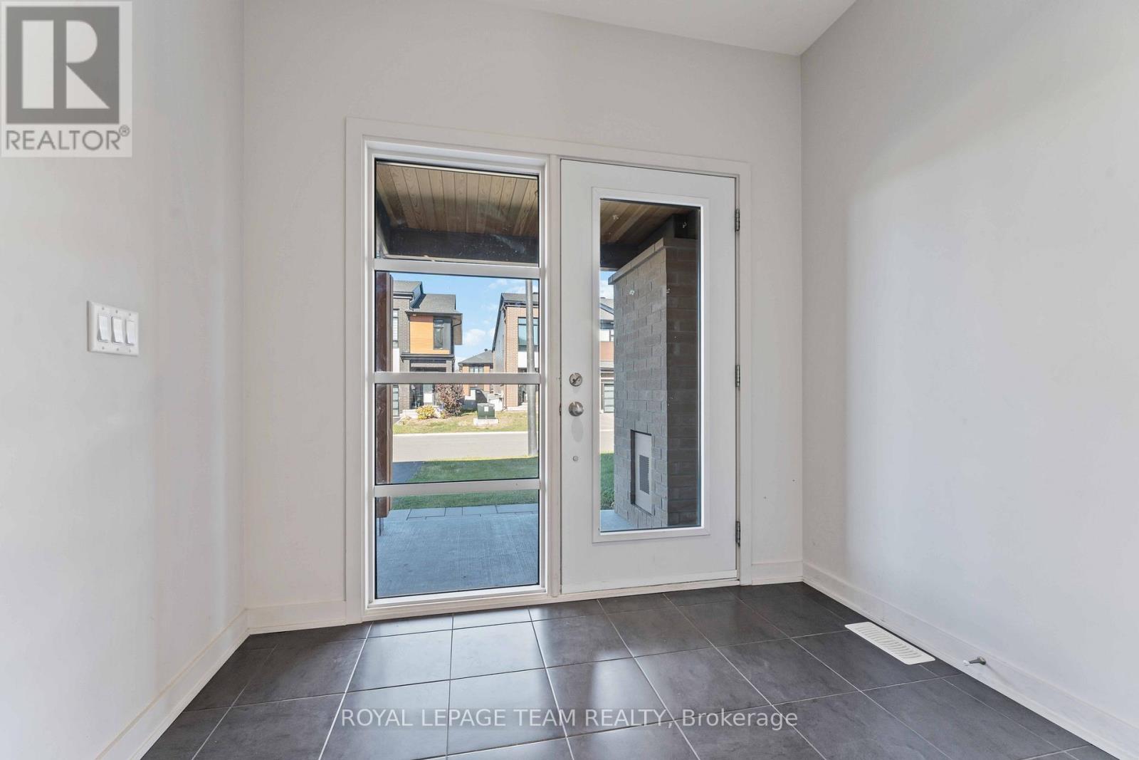 1052 Lunar Glow Crescent, Ottawa, Ontario  K4M 0J9 - Photo 3 - X12702078