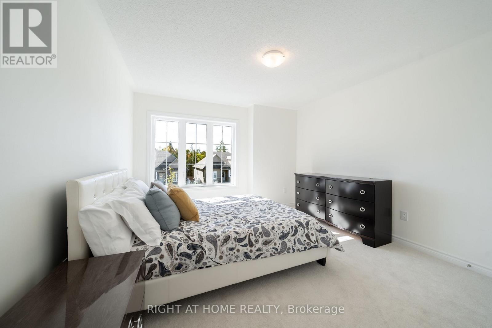 32 Hillcroft Way, Kawartha Lakes, Ontario  K0M 1A0 - Photo 12 - X12433807