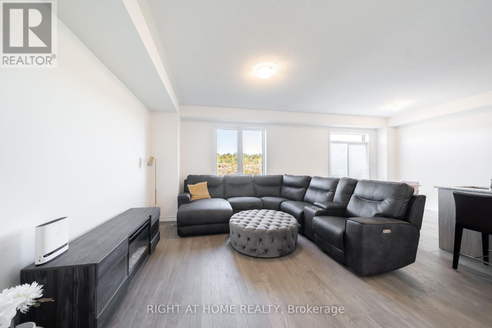 32 Hillcroft Way, Kawartha Lakes, Ontario  K0M 1A0 - Photo 4 - X12433807