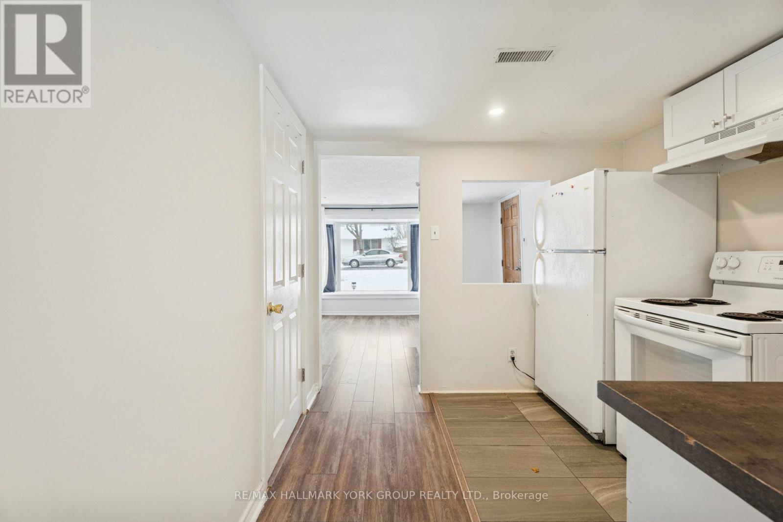 (East) - 351 Winnifred Drive, Georgina, Ontario  L4P 3B6 - Photo 9 - N12538664