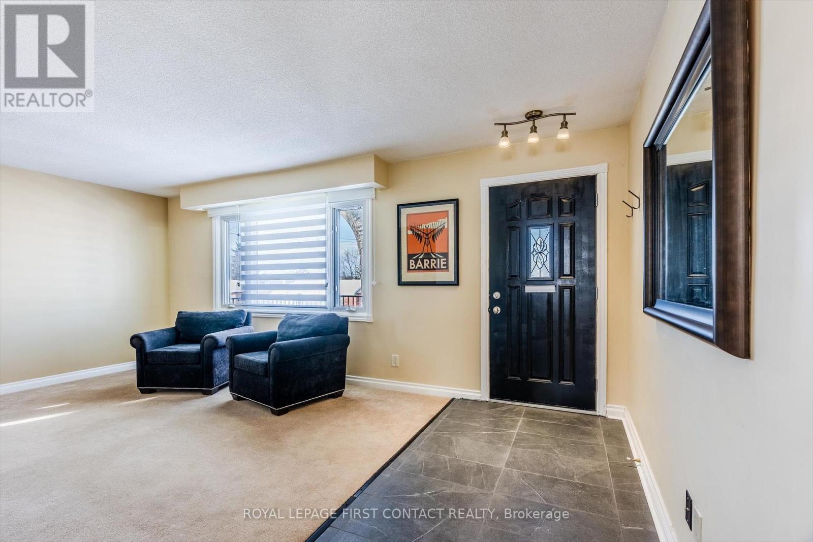 23 Shannon Street, Barrie (Wellington), Ontario  L4M 2K7 - Photo 2 - S12707176