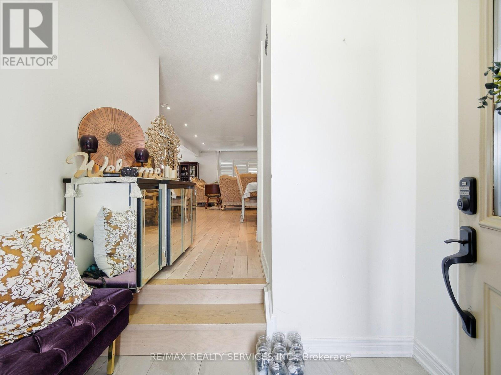 33 Sewells Lane, Brampton, Ontario  L7A 2Z9 - Photo 5 - W12707186