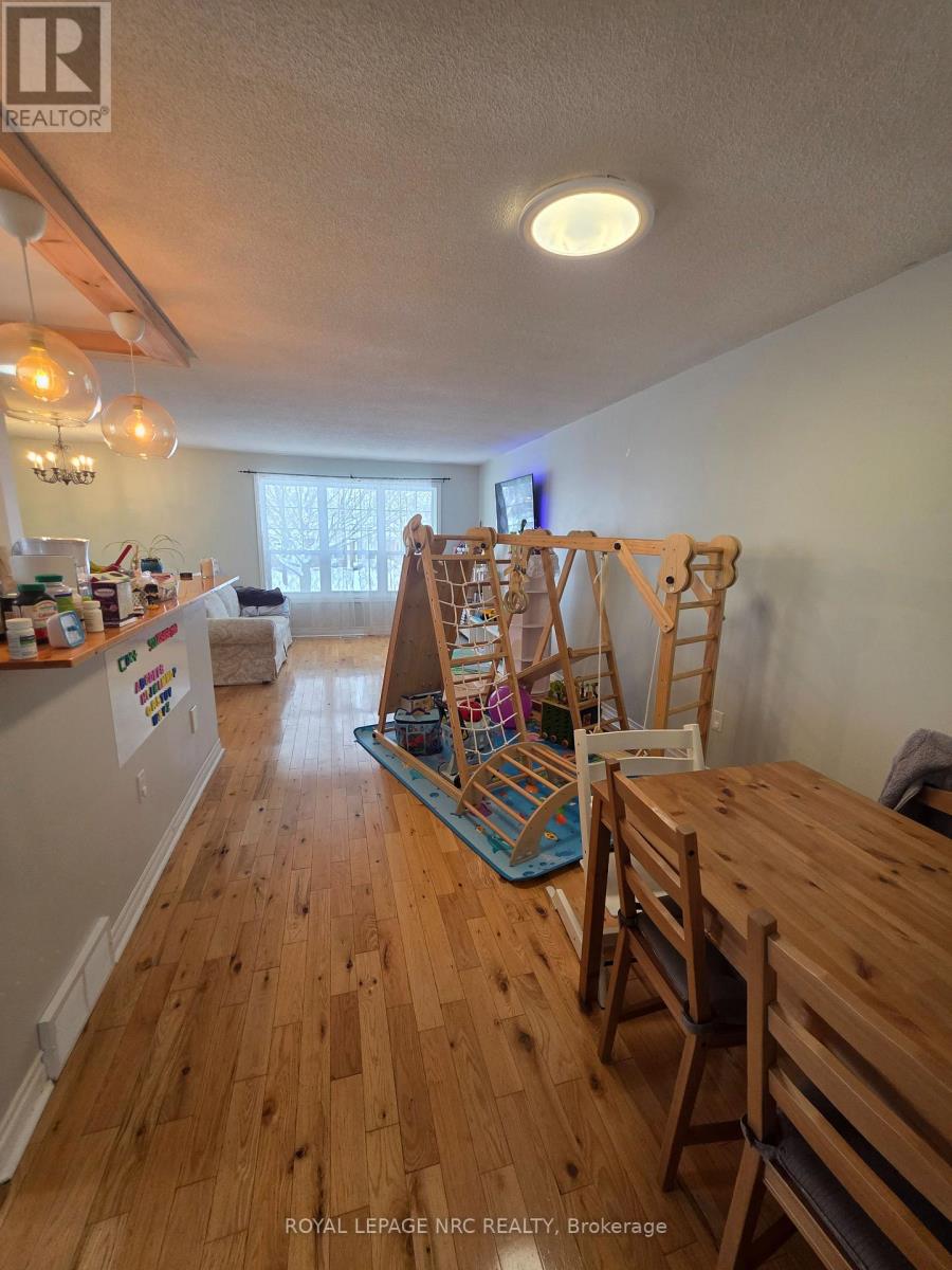 Upper - 37 Fox Trail Drive, St. Catharines, Ontario  L2S 3T7 - Photo 2 - X12707180