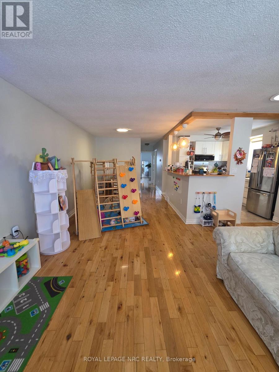 Upper - 37 Fox Trail Drive, St. Catharines, Ontario  L2S 3T7 - Photo 4 - X12707180