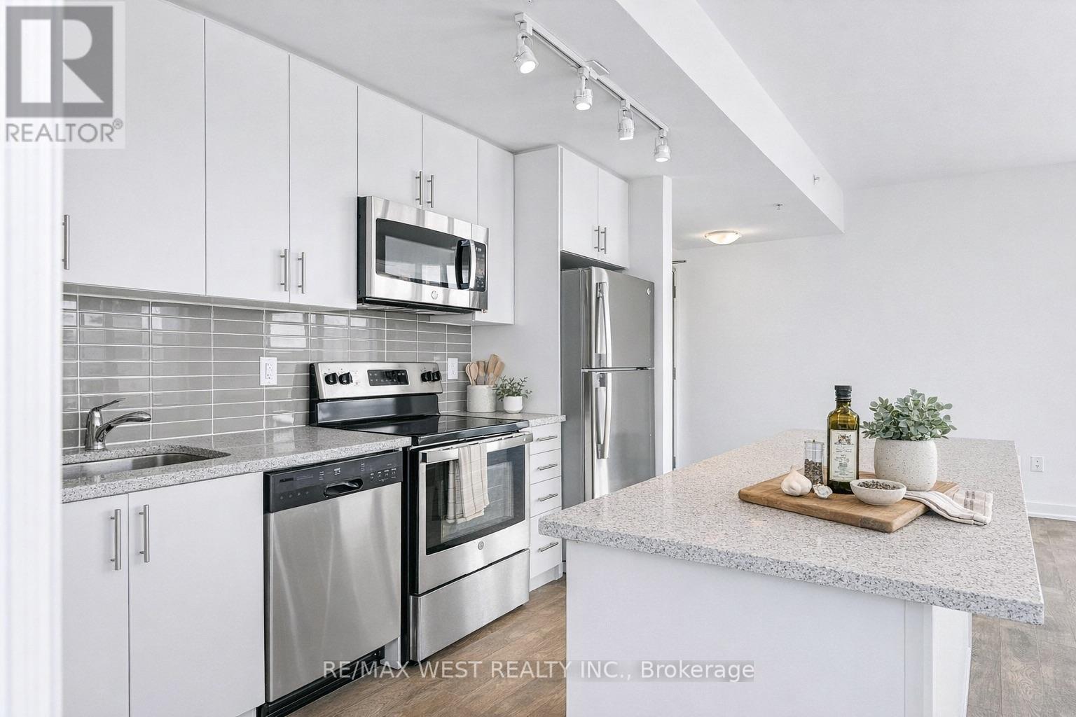 401 - 550 North Service Road, Grimsby, Ontario  L3M 4E8 - Photo 2 - X12707182