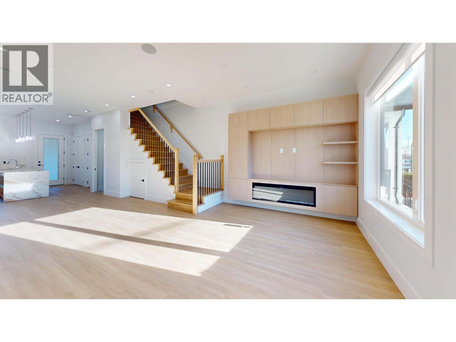 2825 Dundas Street, Vancouver, British Columbia  V5K 1R5 - Photo 2 - R3078912