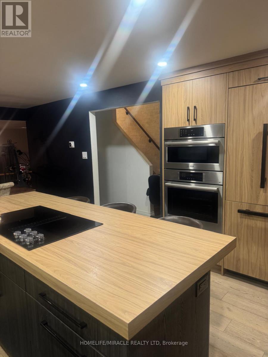 51 - 1051 Cedarglen Gate, Mississauga, Ontario  L5C 3A7 - Photo 5 - W12706392