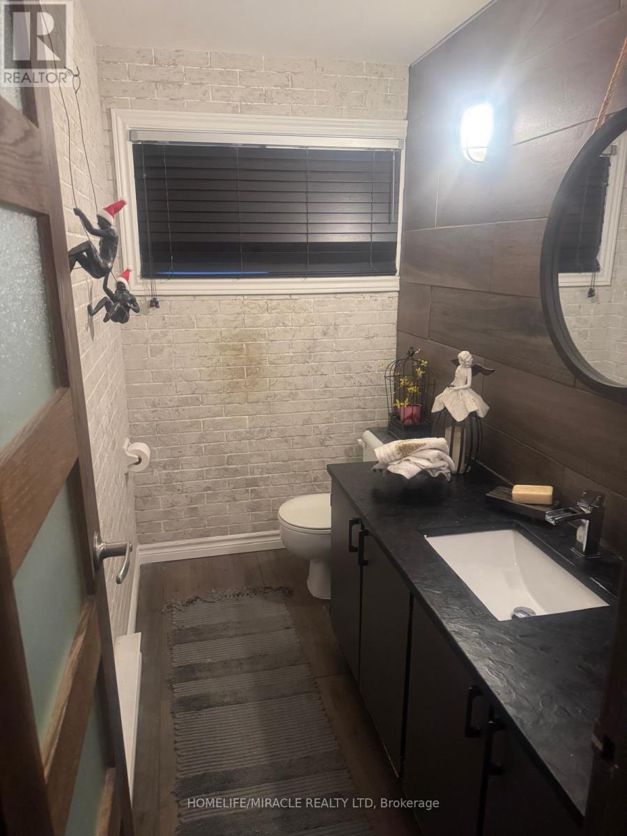 51 - 1051 Cedarglen Gate, Mississauga, Ontario  L5C 3A7 - Photo 11 - W12706392