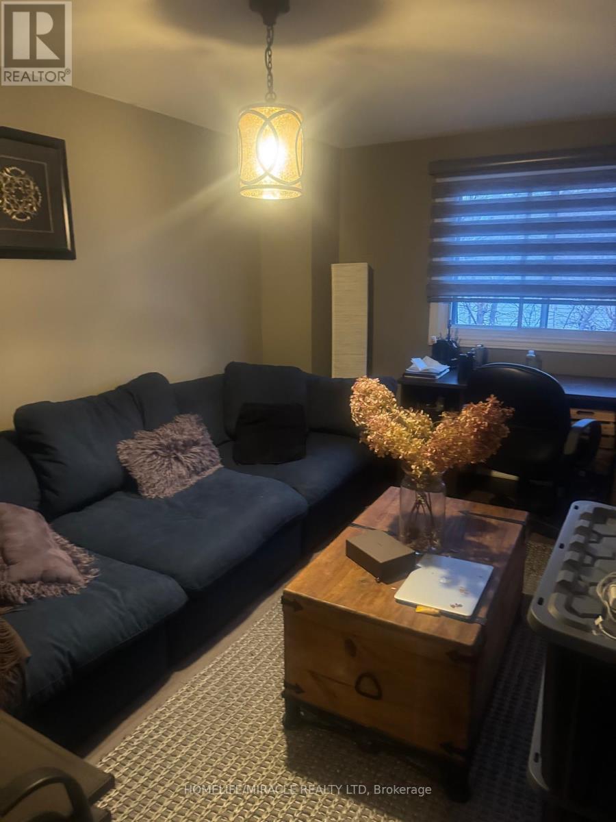 51 - 1051 Cedarglen Gate, Mississauga, Ontario  L5C 3A7 - Photo 2 - W12706392