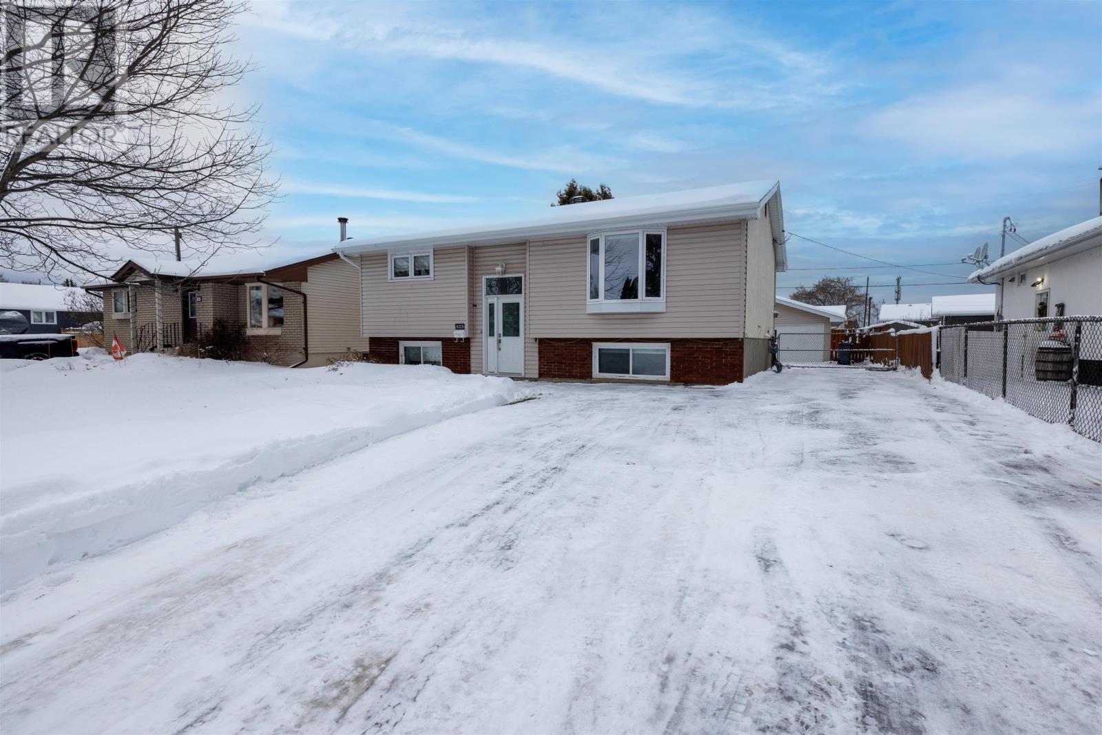 423 Westbury Cres, Thunder Bay, Ontario  P7C 4N6 - Photo 2 - TB2600087